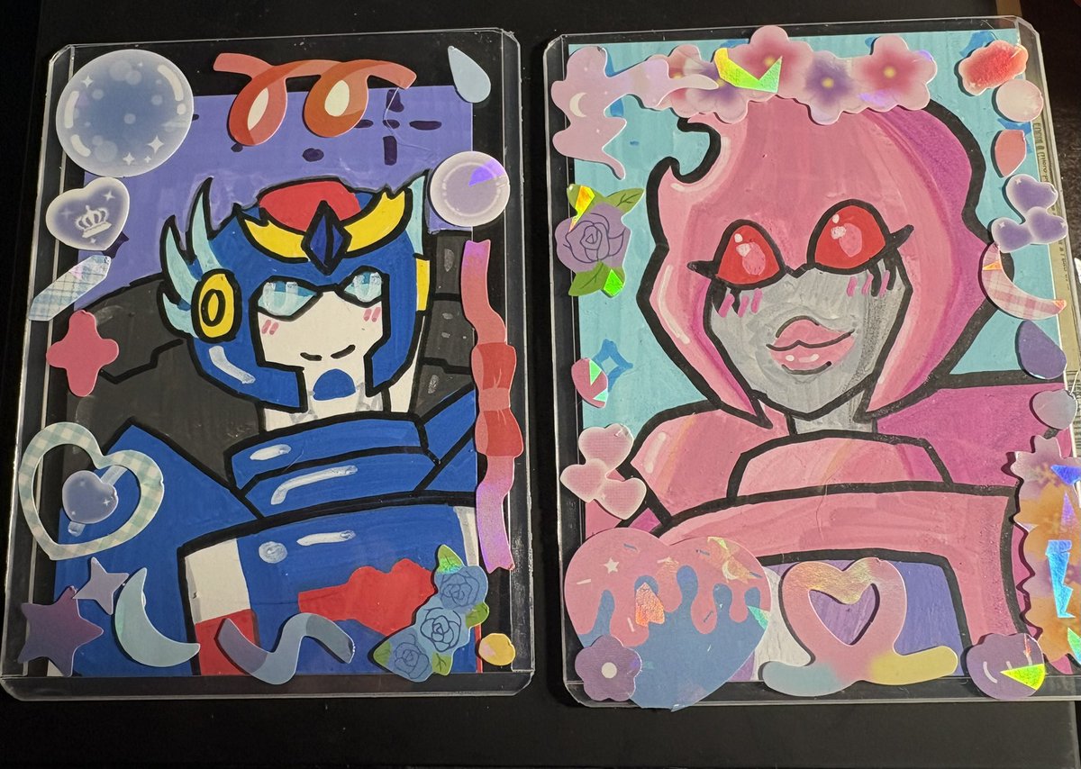 OrbularBird's tweet image. Doodles two thank you sketches for some orders and then decorated some more art cards
Ambulon 🦿and Sentinel 👑 in the hearts

Caliber💙 and Candy 🩷 with the cute art cards I really like to decorate 
@Partmagical @candykouhai 
#transformers #mtmte #tfone #tfoc