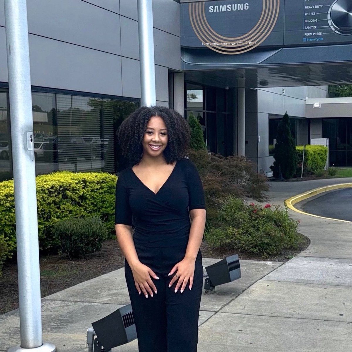 SpelmanCollege's tweet image. This summer, Kelsie Tillage, C’2027, is gaining hands-on experience as a legal and compliance intern at Samsung Electronics Home Appliances America. She’s diving into the intersection of law, corporate responsibility and global business integrity—while learning from Samsung’s…