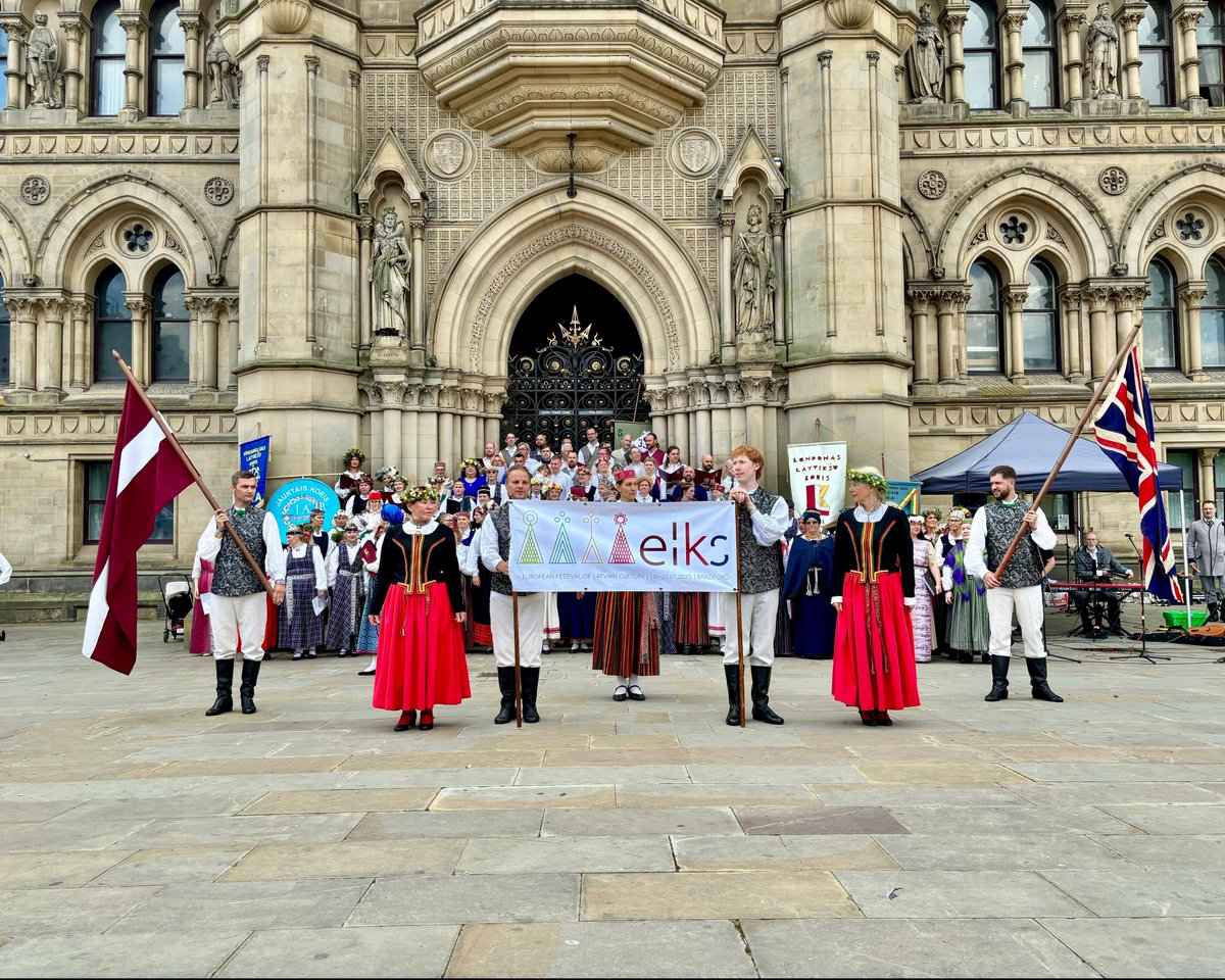 💐 Skanīgi un emocionāli Bredfordā aizvadīti Eiropas Latviešu Kultūras svētki ELKS III Bradfordā 2025, kur pulcējās mūziķi, koristi, dejotāji, folkloras zinātāji un teātra spēlētāji no visas Eiropas.

📡 Svētkos un kultūras notikumos klātesošs bija arī Latvijas Radio 2 –