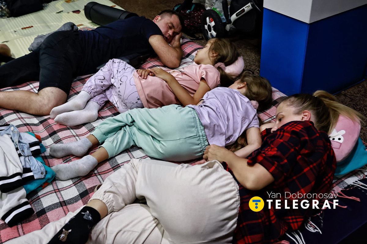 StratcomCentre's tweet image. Kyiv residents sheltering in metro stations during last night's massive missile and drone attack on the city.