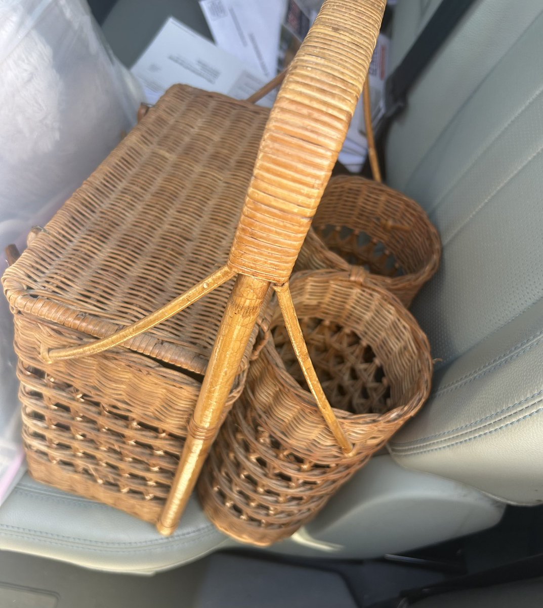 heythatsmeash's tweet image. My mom found this awesome picnic basket for me and I’ve never seen a design like this before? So cool