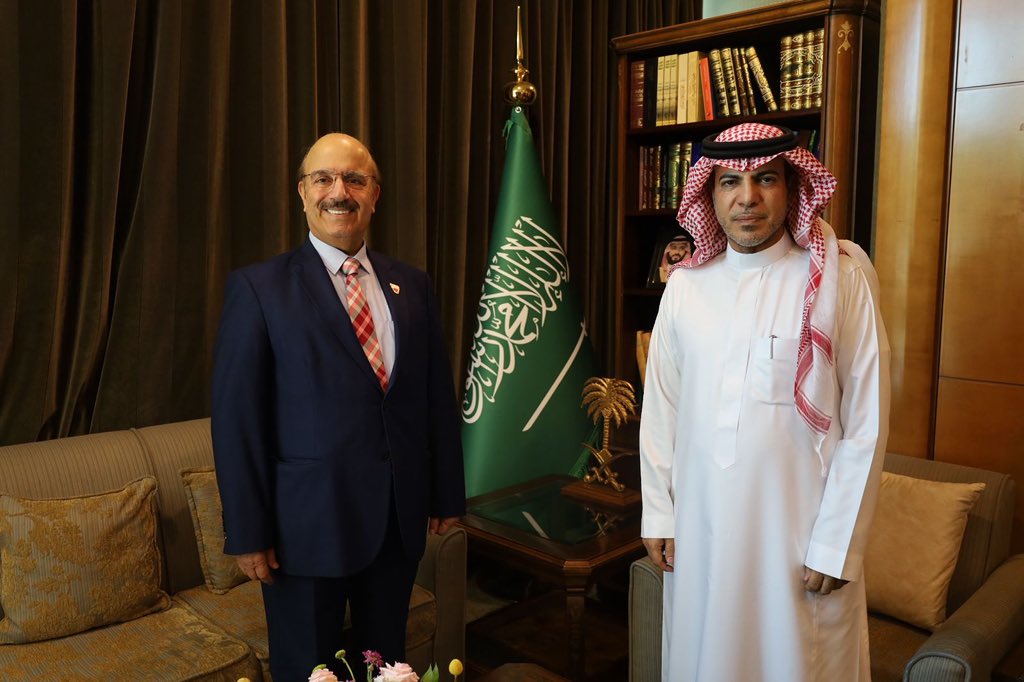 ksaembsy's tweet image. استقبل سعادة سفير خادم الحرمين الشريفين في سوريا د. #فيصل_المجفل، سعادة سفير مملكة البحرين في سوريا السيد وحيد مبارك سيار. وجرى خلال اللقاء مناقشة الموضوعات ذات الاهتمام المشترك.