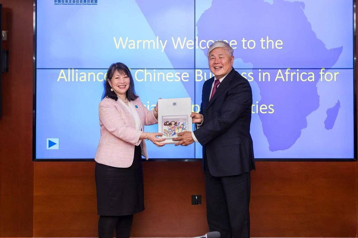 UNICEFChina's tweet image. UNICEF Regional Director @JuneUNICEF met Executive Chairman Diao Chunhe, Alliance for Chinese Business in Africa for Social Responsibilities.
They discussed cooperation & financing for children in Africa, including in health, education, climate change and water & sanitation.