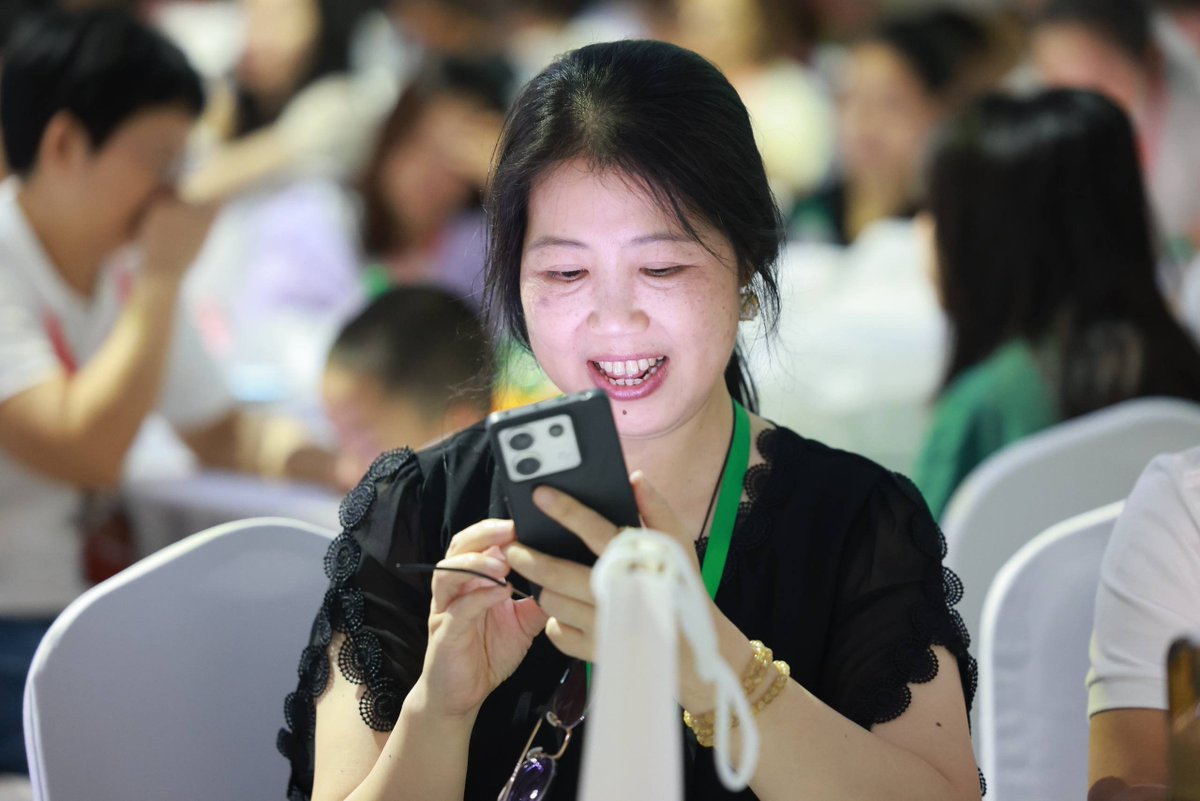 DeepLink tweet media