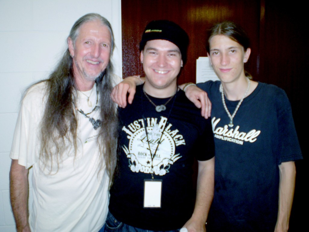merlynkellybass's tweet photo. 2008年、Doobie Brothers の Pat Simmons と息子の Pat Jr.と
その夜、MauiでPatのためにベースを弾かせてもらいました。
リハで「Aceなベースプレイヤー」と言ってくれた言葉、今でも心に残っています。
ご依頼・お問合せはこちら
https://t.co/eIwfyBIATc
#MerlynKelly #PatSimmons #DoobieBrothers https://t.co/V302lj9i6i