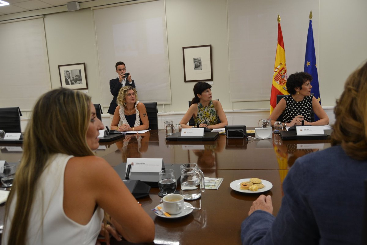 gitanos_org's tweet image. Muy relevante que expertas y expertos del Consejo Asesor de Brecha de Género de @inclusiongob profundicen en la realidad específica de las #mujeres gitanas. Hoy @SaraGimnez, en sesión con las ministras @SaizElma @_anaredondo_
