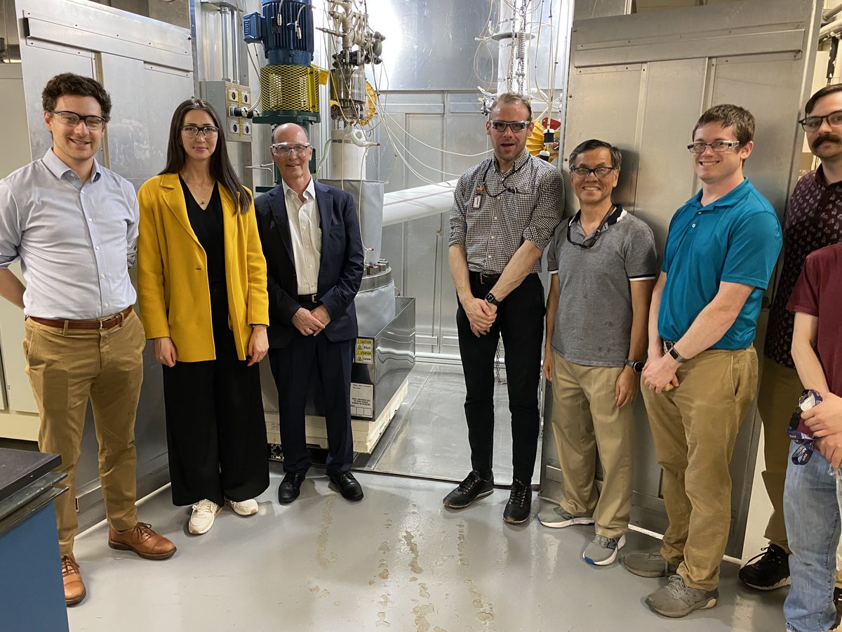 ARPAE's tweet image. In June, ARPA-E staff visited @argonne & @oklo to tour a large fume enclosure that houses a high temp molten salt loop. @oklo was recently selected to provide power to an Air Force base in AK using Aurora small modular reactors. Learn more⬇️#ARPAEontheRoad
bit.ly/4nY1Wbt