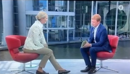 An alle, die sich darüber aufregen, dass der Drecks-Schundfunk den Lärm von der Handvoll aufmarschierten steuergeld-gepamperten Untermenschen nicht rausgefiltert hat:

Es ist nicht so, dass das nicht rausgefiltert wurde!

Die Wahrheit ist: Der Lärm wurde absichtlich dem Ton