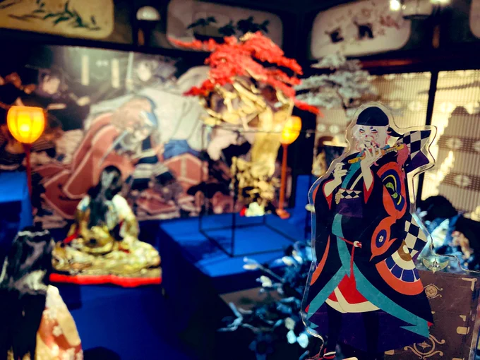 ぬいぬいさんと百段階段見てきました! 大変素晴らしかったです階段はもちろんですが、ホテル内も豪奢で…再現したという一億円トイレもこれまた非現実感あってホテルのしつらえがとにかくモノノ怪の世界みたいな飛び抜けたセンスでできていました 2人とも似合いますねえ