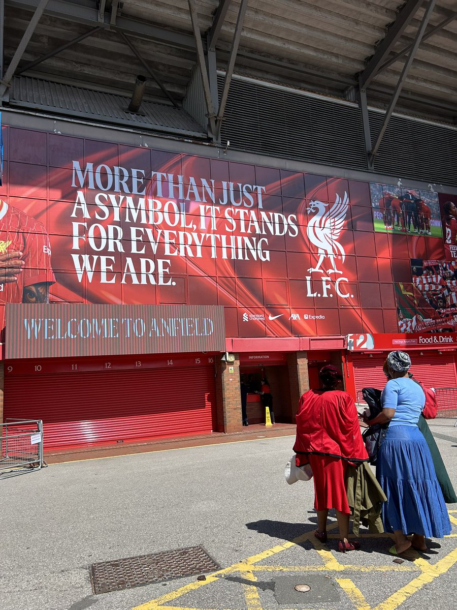 Llegando al Estadio de Anfield para visitarlo!😉🇬🇧⚽️