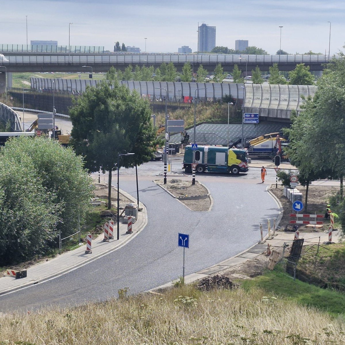 Sinds vanmorgen 06.00 uur is de Terbregseweg weer open voor al het verkeer. We hebben ruim 11 dagen hard gewerkt om de kruising Terbregseweg/Meerum Terwogtlaan opnieuw in te richten.

Kijk mee hoe het er hier de afgelopen dagen steeds meer ‘af’ uit ging zien.

📸 <a href="/laila_wijk/">Laila van der Wijk-Rietberger</a>
