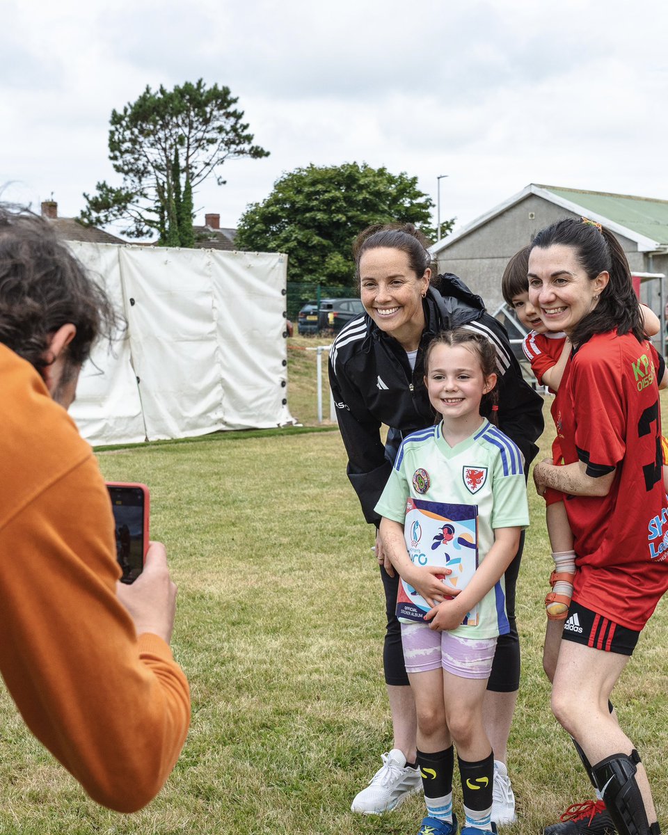 Cymru's tweet image. Inspiring the next generation at @GraigVillaDino and @BurryPortfc! 🏴♥️