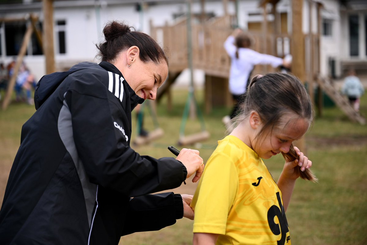 Cymru's tweet image. Inspiring the next generation at @GraigVillaDino and @BurryPortfc! 🏴♥️
