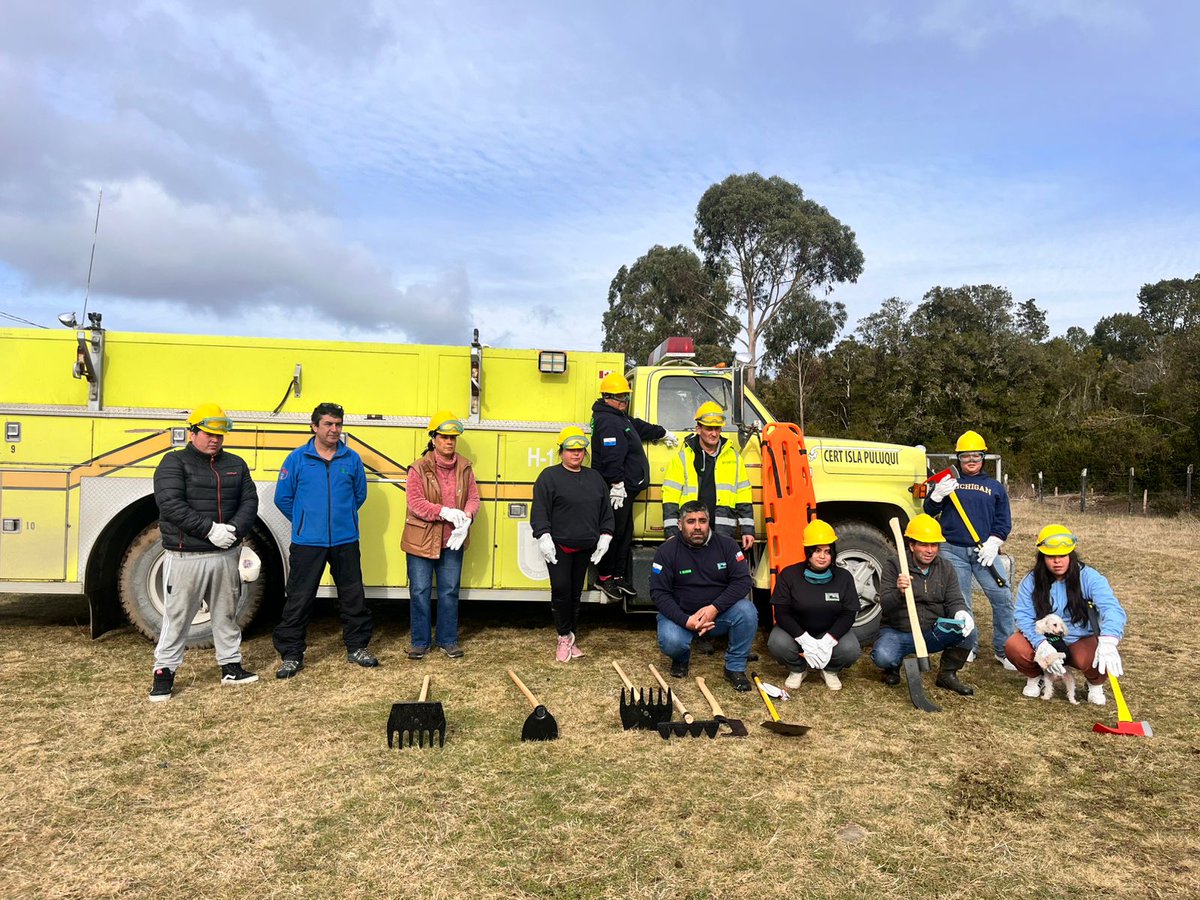 conaf_loslagos's tweet image. En Isla Puluqui comuna de Calbuco,Conaf realizó taller de Silvicultura preventiva y uso del fuego.Además se entregaron herramientas gracias al Fndr del Gore Los Lagos @conaf_minagri @MinagriLosLagos