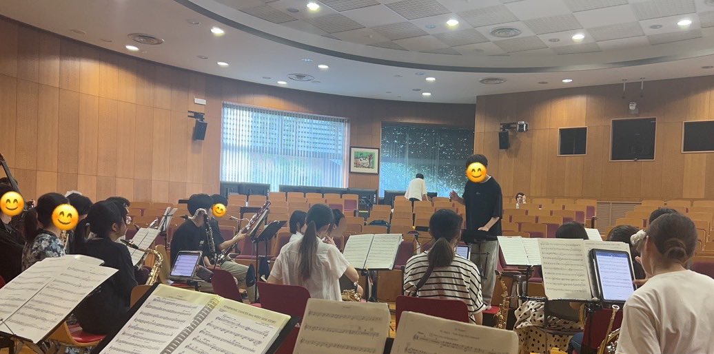 takaolab_titech's tweet photo. 本日の吹奏楽ゼミは演奏会に向けてリハーサルを行いました🎶
本番に向けて段々と仕上がってきました！ぜひお楽しみに！

写真は、イギリス民謡組曲の学生指揮の様子です🎵 https://t.co/XB9VXRMOeI