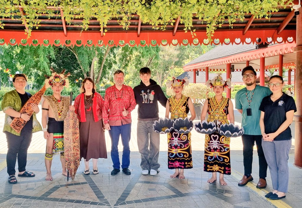 NinetaBarbules1's tweet photo. Welcome ceremony at
@SarawakCulturalVillage. Ceremonie de bun-venit la Satul cultural #Sarawak cu dansatori #ngajat ai etniei #Iban, dansul păsării hornbill = etnicii #Kenyah, dansul vulturului al etniei #Bidayuh și
'Alu Alu' dansul etnicilor #Melanau @danbarbu #Sarawak #Borneo https://t.co/2XaQ8poogu