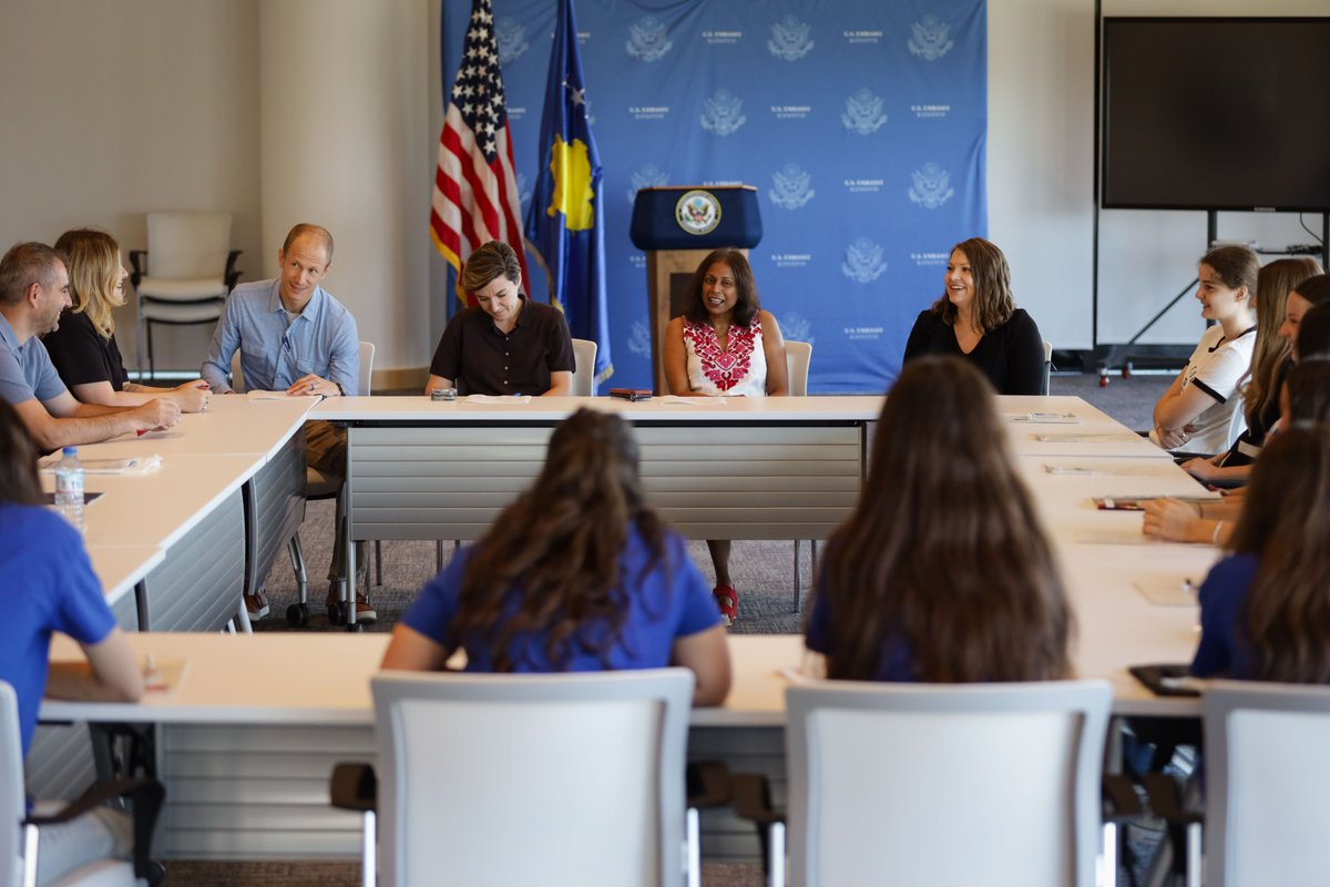 USEmbPristina's tweet image. We were proud to welcome the @YESprogram cohort to the U.S. Embassy! 🇺🇸🇽🇰 Chargé d’affaires Anu Prattipati shared words of encouragement as 16 bright young Kosovans prepare for a life-changing year in the U.S. Thank you to the host families who make this exchange possible!…