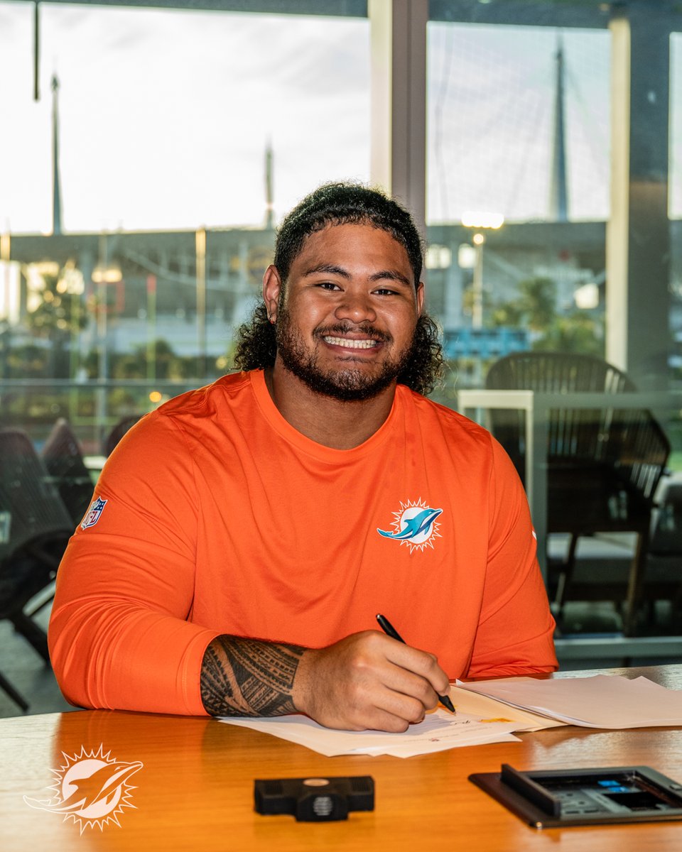 MiamiDolphins's tweet image. We have signed our second-round pick, OL Jonah Savaiinaea.
Let's get it, Jonah! 🤙