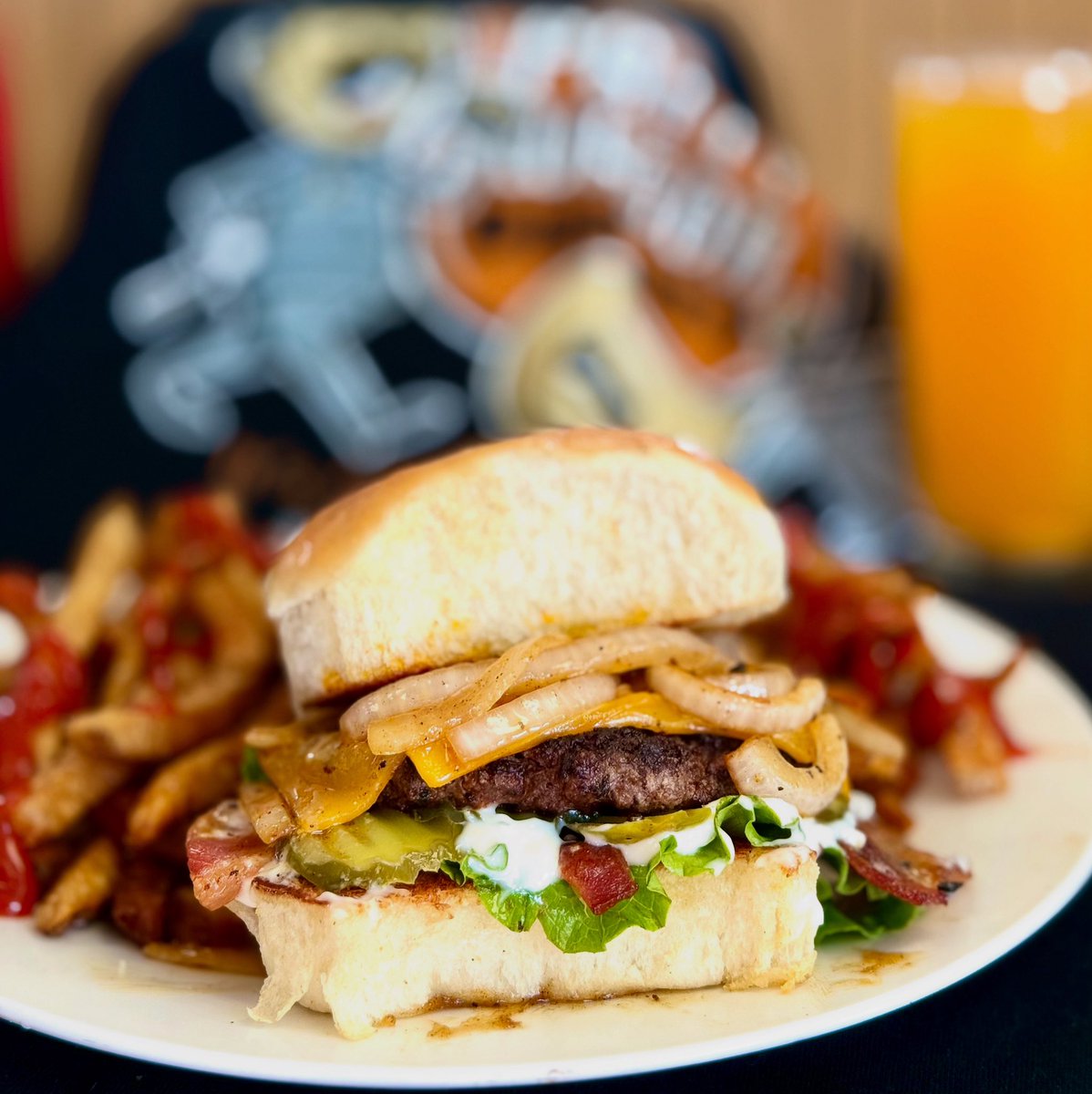 🚨Chef Special🚨
🔥The Kickin Grilled Onion Burger🔥
Juicy 💯 Angus Beef Patty 🐮
Tobasco Marinated Grilled Onions 🧅 
Thick-cut Hickory Smoked Bacon 🥓 
Sharp Cheddar Cheese 🧀 
Crisp Lettuce 
Tangy Dill Pickles 
House-made  Tabasco Aioli
All on our FAMOUS buttery toasted bun