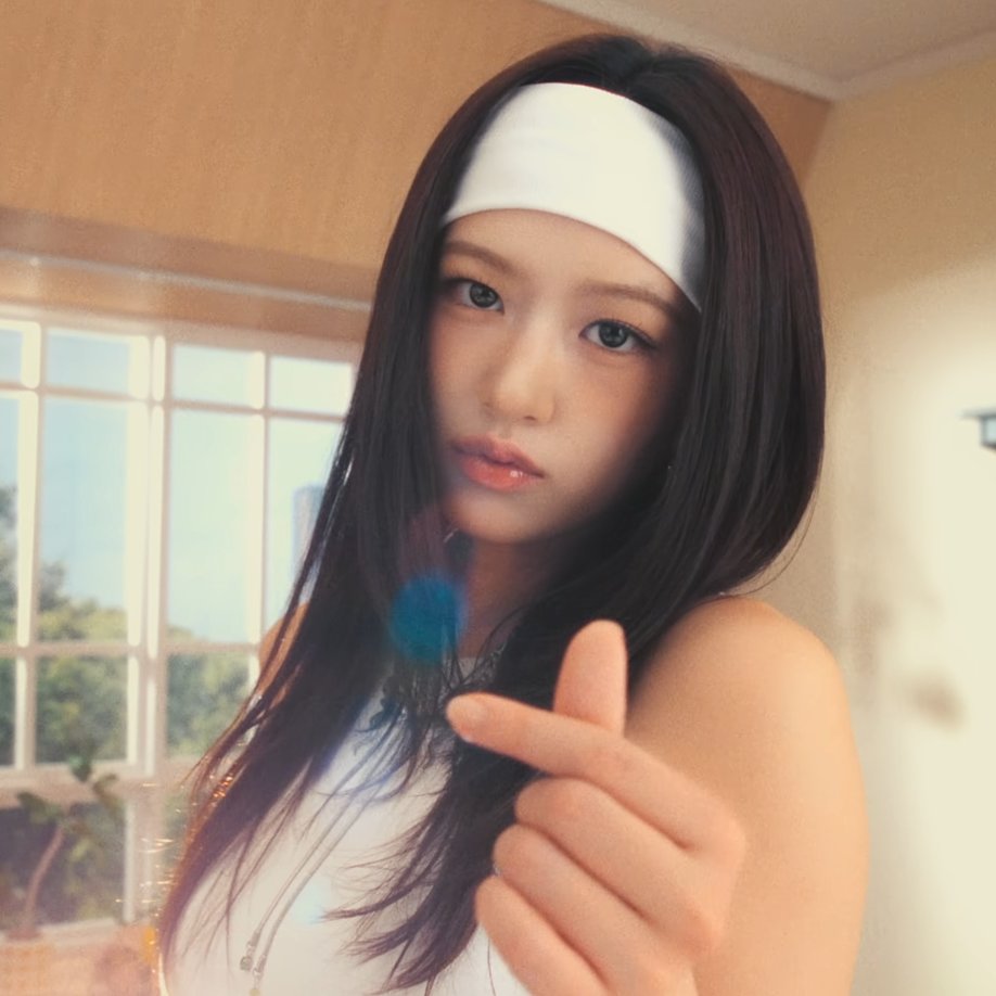 kongzthinker's tweet image. yujin heart pose 🫰 (not rei-chan trying to match yujin's eyes 😂)