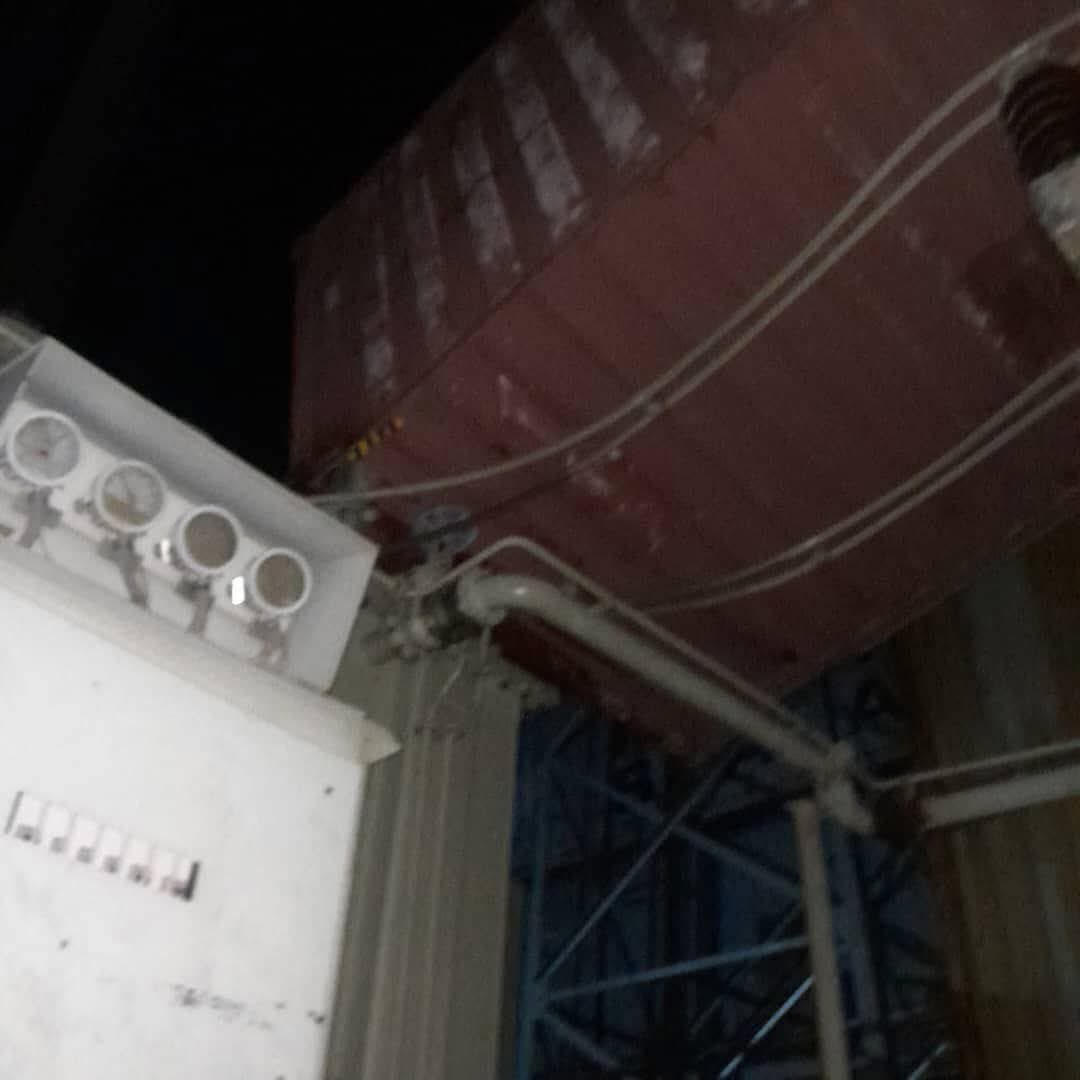 المحطة التحويلية عطبرة رصو الحاويات حولينها ك نظام حماية من المسيرات الانتحارية ،جات الرياح قلبت حاوية فوق المحولين وحصل دمار جزئي فيهم..
شغل عشوائي من البداية ..