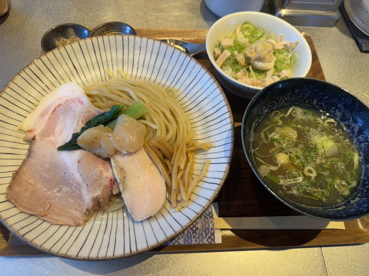 tkocombo's tweet image. 今日の昼飯は家族全員で麺やくろえもんさんへ!自分は久しぶりに『帆立の昆布水つけ麺(黒)』を注文!やっぱり抜群に美味い!追い飯茶漬けと唐揚げとマスタープリンでお腹いっぱい!
シンヤさんいつも美味しいラーメンをありがとう。頑張りすぎてない?ポケモンやろうぜ。