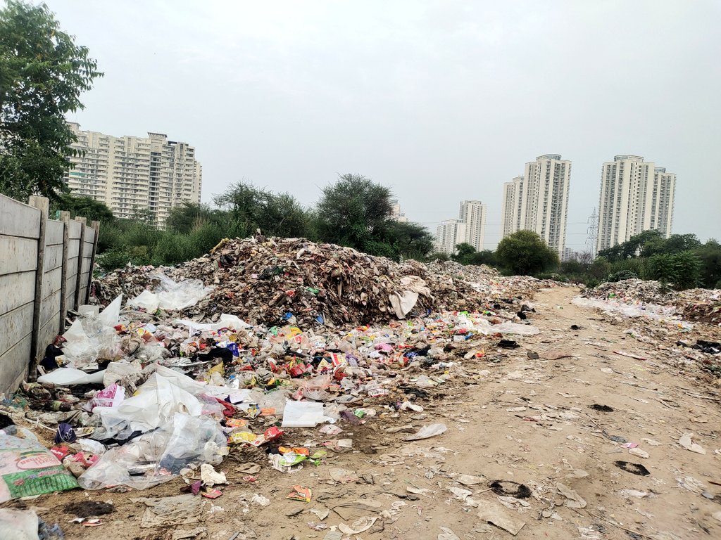 SatyaSahay2's tweet image. There&apos;s still more work to be done! 
I&apos;ve attached pic &amp;amp; video of the larger garbage dump were taken 15m back for reference. 
The above MCM pic shows small portion of garbage cleared area. I look forward to the support of MCM in addressing this issue 🙏
@MCManesar @DC_Gurugram