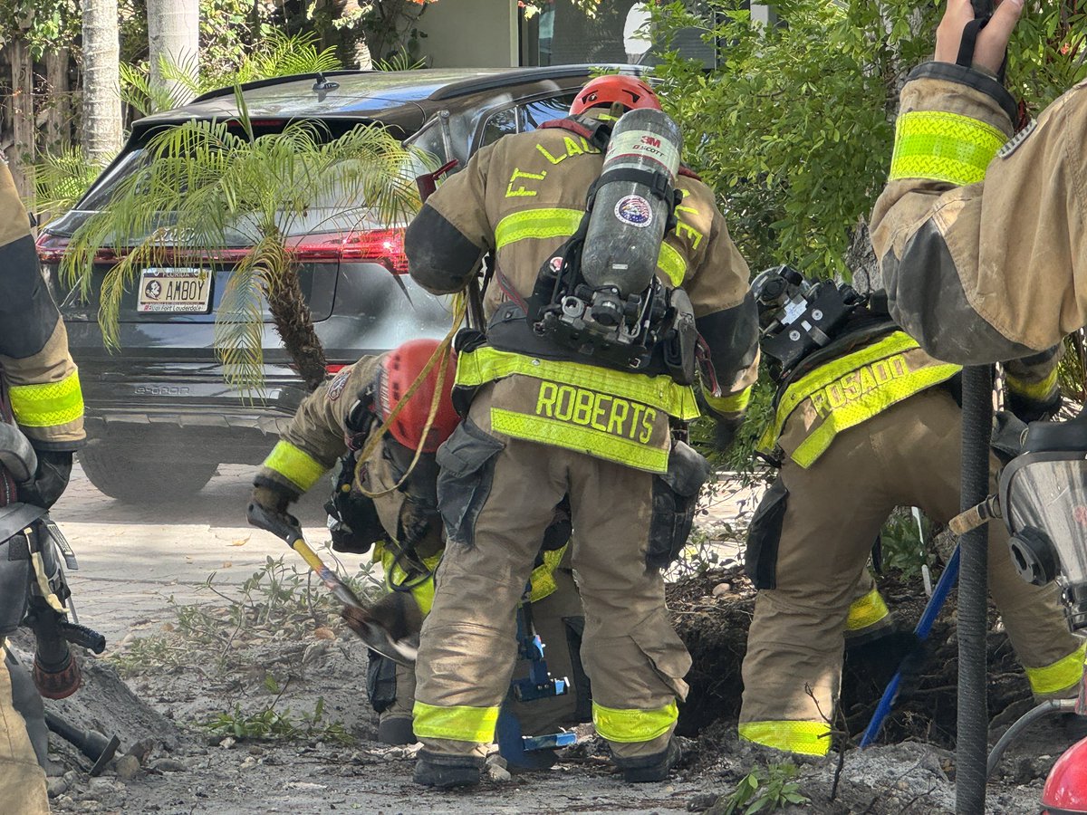 FLFR411's tweet image. FLFR Hazmat on the scene of a ruptured gas line along SE 9th Street, just east of Federal Hwy. Traffic along SE 9th will be impacted for about the next hour while crews work to mitigate the leak. No impacts to Federal Hwy at this time.