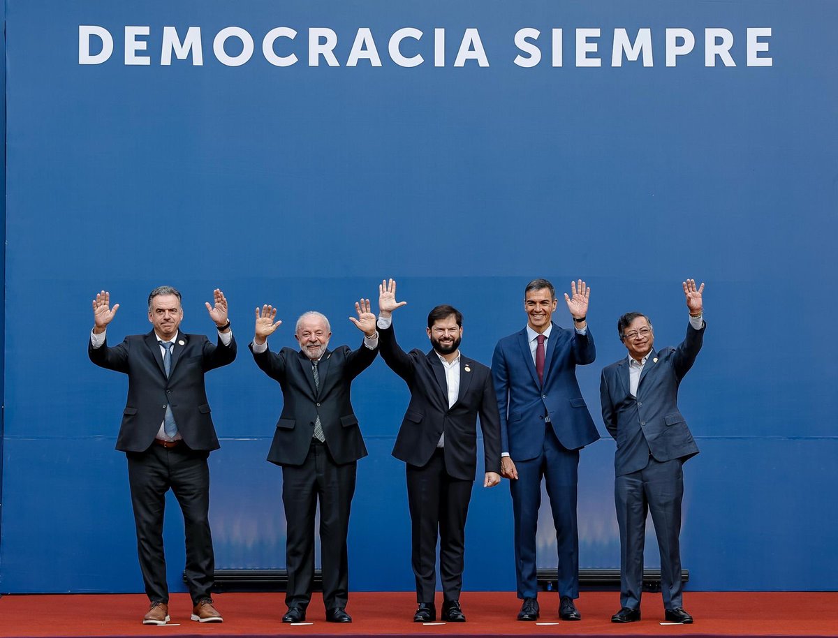 Lula (@lulaoficial) on Twitter photo Democracia sempre!
Hoje me reúno com os presidentes do Chile, Espanha, Uruguai e Colômbia em defesa da democracia e do multilateralismo. Também discutiremos o combate às desigualdades e o enfrentamento à desinformação.
📸 <a href="/ricardostuckert/">Ricardo Stuckert</a> Democracia sempre!
Hoje me reúno com os presidentes do Chile, Espanha, Uruguai e Colômbia em defesa da democracia e do multilateralismo. Também discutiremos o combate às desigualdades e o enfrentamento à desinformação.
📸 <a href="/ricardostuckert/">Ricardo Stuckert</a>