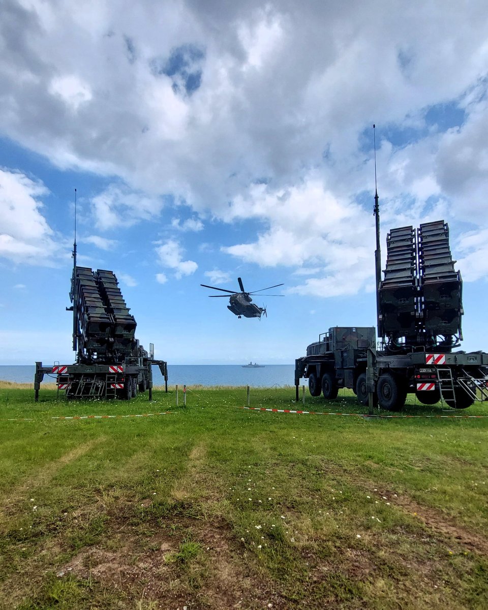 NATO_MARCOM's tweet image. SNMG1 ship FGS Braunschweig (F260) ๐ฉ๐ช coordinated with German Air Force assets to test jamming tactics vs. coastal Surface-to-Air Missile systems in the Bay of Kiel. #WeAreNATO