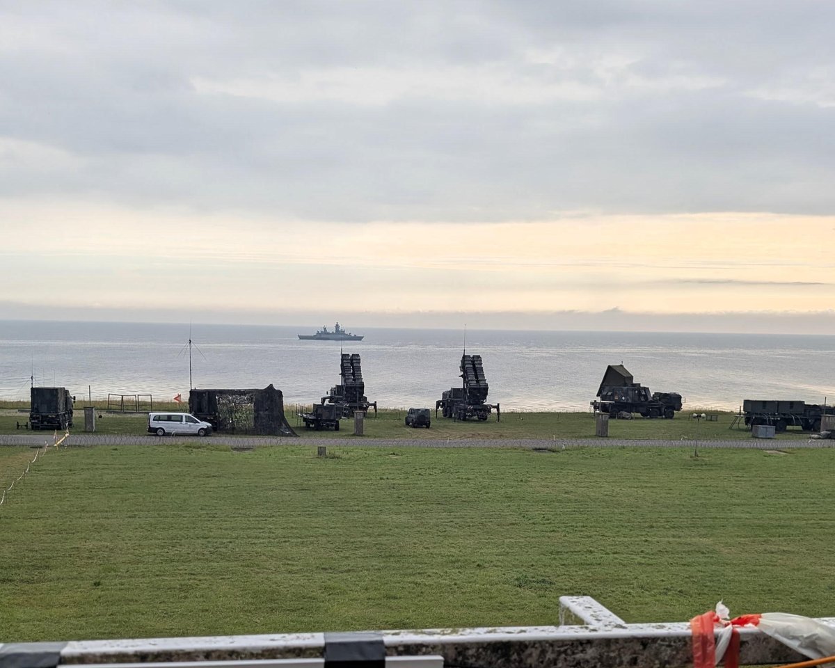 NATO_MARCOM's tweet image. SNMG1 ship FGS Braunschweig (F260) ๐ฉ๐ช coordinated with German Air Force assets to test jamming tactics vs. coastal Surface-to-Air Missile systems in the Bay of Kiel. #WeAreNATO