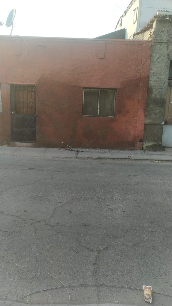 _nicoleee87's tweet photo. Quien se hace cargo de los cables? @Enel_Informa_CL @MovistarChile @clarochile_cl  @VTRsoporte  @munquin https://t.co/UDd8hMhVns