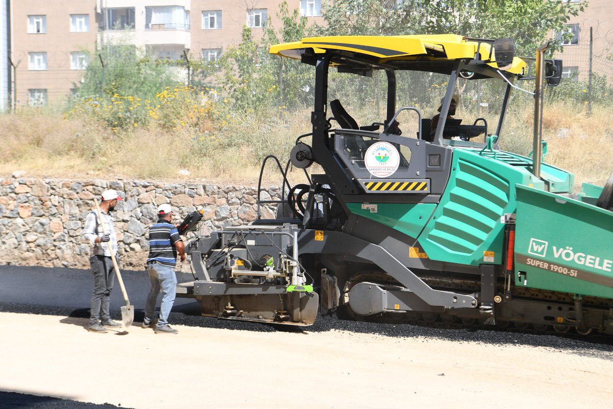 mus_bld's tweet image. 🚧 Muş Belediyesi Fen İşleri Müdürlüğü ekipleri, Karşıyaka Mahallesi’nde bulunan Lale Vadisi Parkı çevresindeki yaklaşık 2 kilometrelik yol yenileme çalışmalarının 1. etabını tamamladı. Ekipler, şimdi ise 2. etap asfaltlama çalışmalarına başladı.