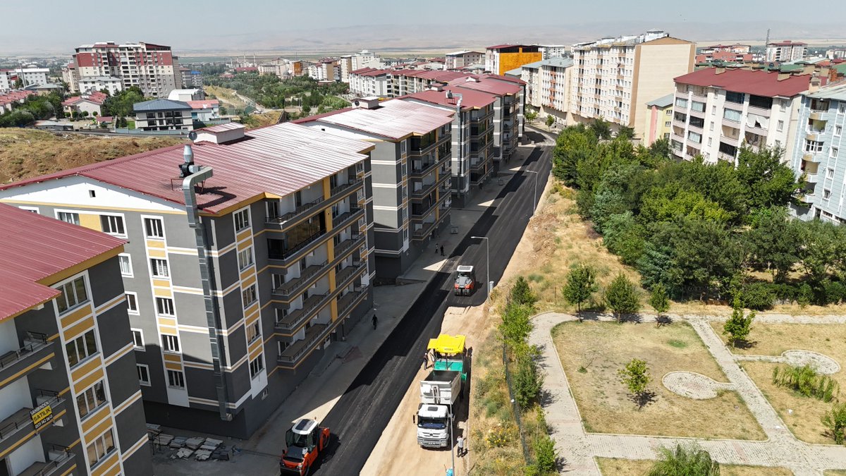 mus_bld's tweet image. 🚧 Muş Belediyesi Fen İşleri Müdürlüğü ekipleri, Karşıyaka Mahallesi’nde bulunan Lale Vadisi Parkı çevresindeki yaklaşık 2 kilometrelik yol yenileme çalışmalarının 1. etabını tamamladı. Ekipler, şimdi ise 2. etap asfaltlama çalışmalarına başladı.