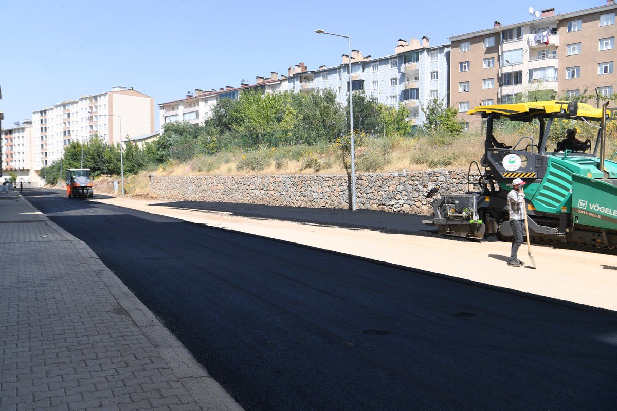 mus_bld's tweet image. 🚧 Muş Belediyesi Fen İşleri Müdürlüğü ekipleri, Karşıyaka Mahallesi’nde bulunan Lale Vadisi Parkı çevresindeki yaklaşık 2 kilometrelik yol yenileme çalışmalarının 1. etabını tamamladı. Ekipler, şimdi ise 2. etap asfaltlama çalışmalarına başladı.