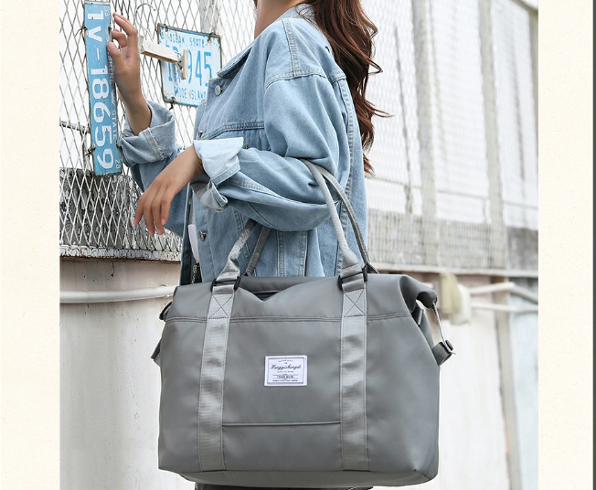 3泊4日の沖縄旅行。空港ではキャリーに固定して身軽に、レンタカーの移動ではサッと助手席へ。濡れたビーチサンダルもそのまましまえて夜は仕切り付きのポケットからワンピとアクセ迷わず取り出せた。旅って“バッグの使い勝手”が快適さ左右する。荷物多いのにスマートなのこれのおかげ。