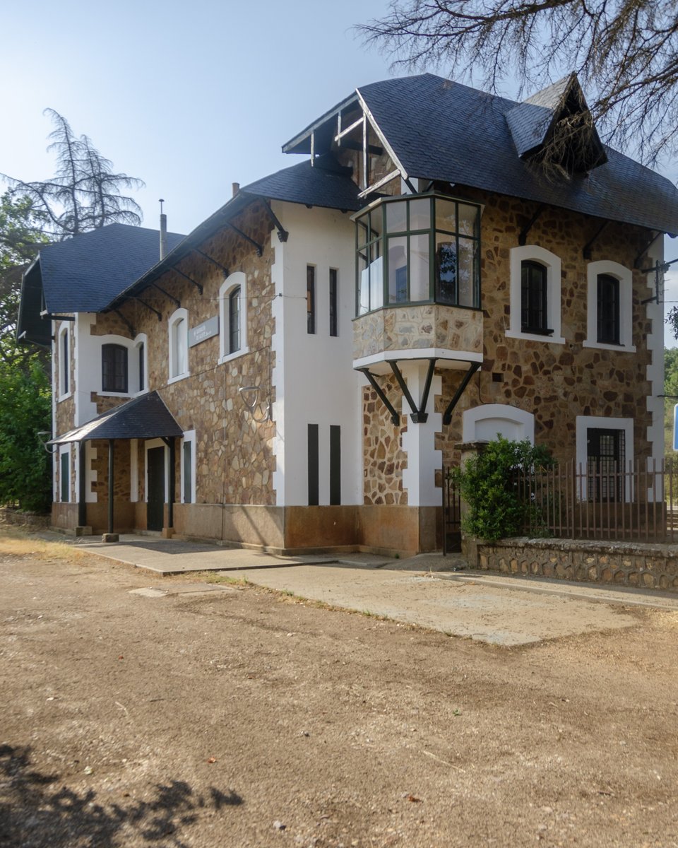 La estación de Sarracín de Aliste responde a un modelo de inspiración francesa, como las de Carbajales, Losacio o La Torre de Aliste, con tres cuerpos, los extremos a modo de torreones y cubiertas de pizarra muy pronunciadas.