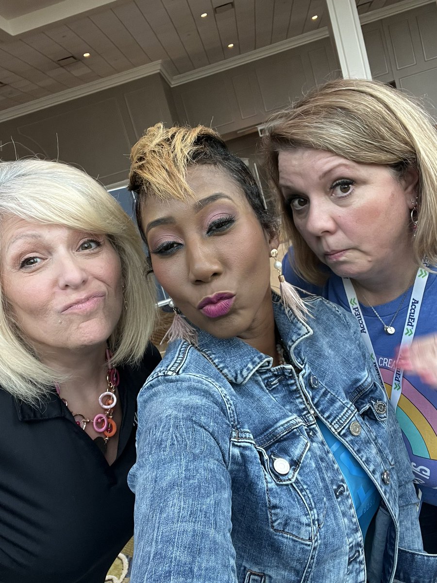 DrLMNelson's tweet image. “Attitude of Gratitude” has become a way of life! I am forever humbled to get the opportunity to operate in my purpose and serve others.
I don’t take one single interaction for granted! We SOLD OUT of BOSS MOVES at the conference book store and met some awesome EDUROCKSTARS…