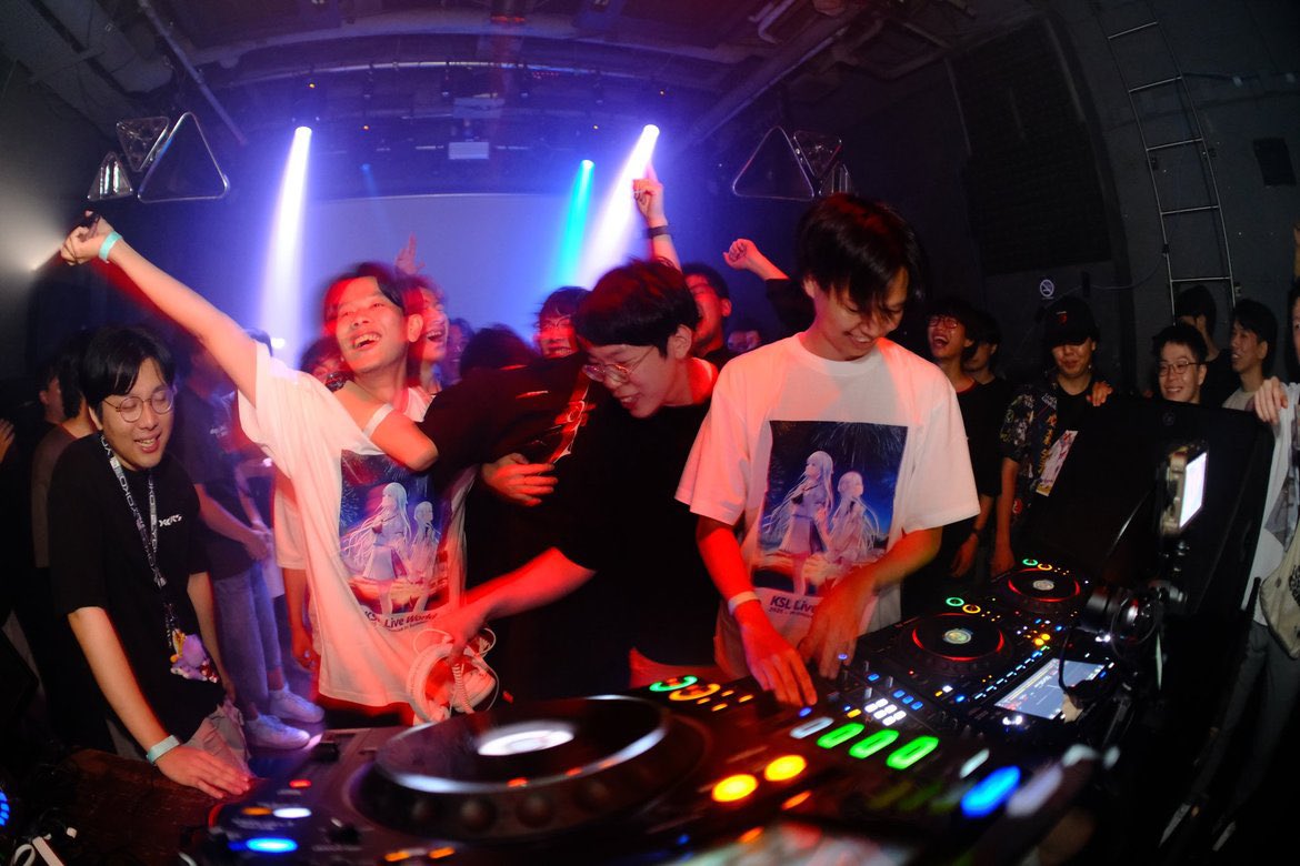 Nia_0214's tweet image. 遅ればせながら色々落ち着いたので改めてご挨拶を!
#XGeeks vol.6 ご来場頂きましてありがとうございました!
「俺たちなりの夏祭り」楽しんで貰えたなら嬉しいです!
これからもベースミュージックとナードスピリットの交差を続けていきます!
またここで会いましょう🙌