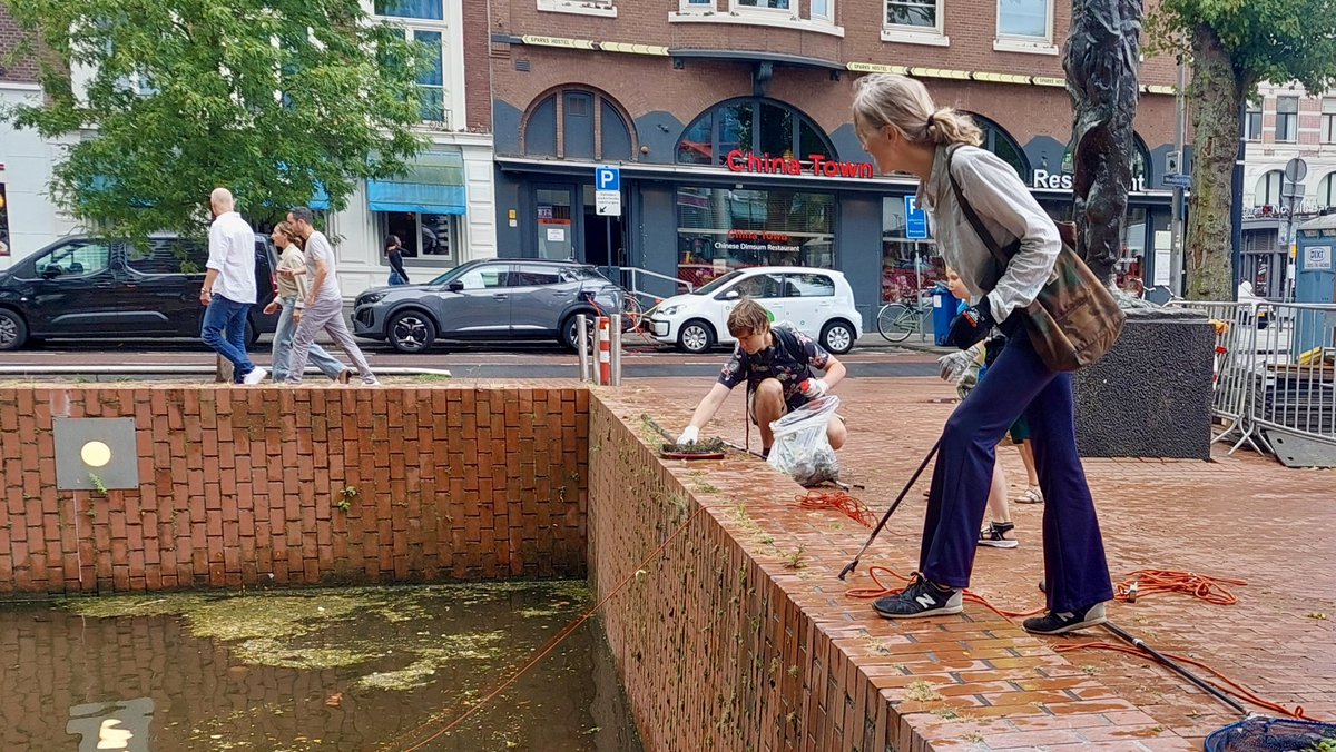 Tijdens afvalvissen in de Westersingel komt van alles boven water. 
Met een net haal je drijvend spul eruit. Blind wat grijpen onder het wateroppervlak en je hebt zó een zakje of fles te pakken. Met magneten vind je met gemak allerlei items; van bouwmaterialen tot een spaarpot…
