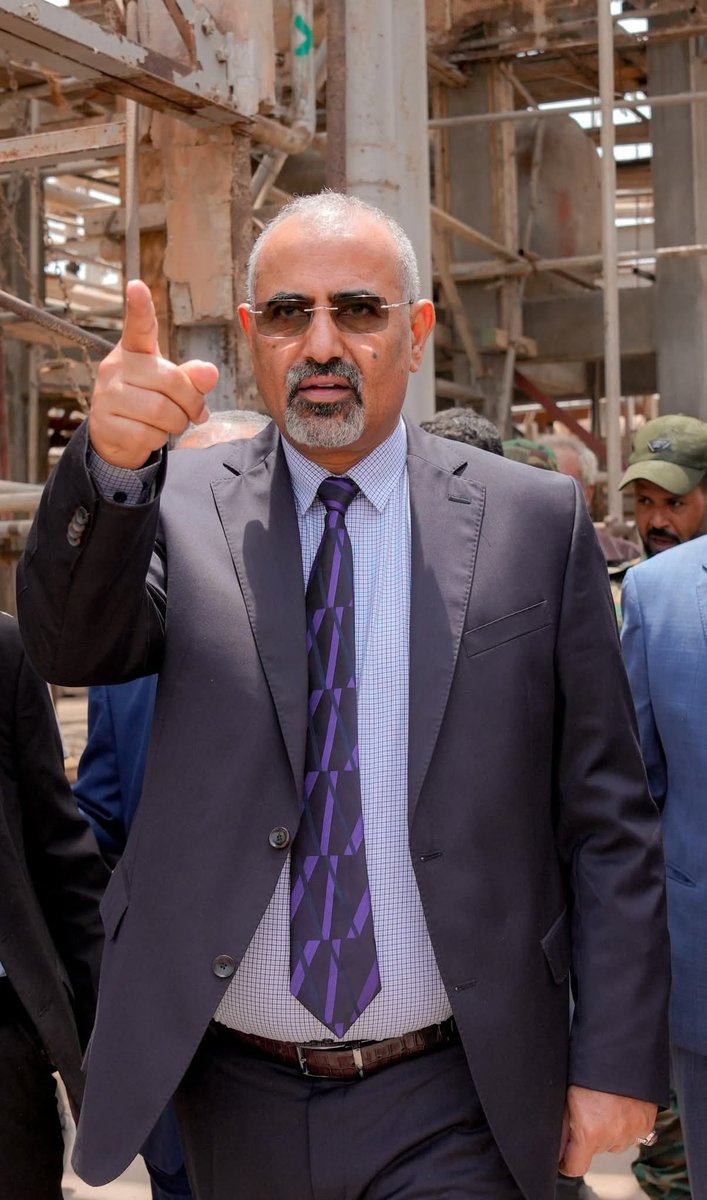 يمضي بثبات القادة العظماء، يرسم طريق النجاح من وسط التحديات، ويحوّل الصعاب إلى إنجازات يلمسها الجميع. وها هو اليوم يقود مرحلة إعادة تشغيل أهم منشأة اقتصادية وخدمية في الجنوب، مصافي عدن، التي ستشكّل نقطة تحوّل محورية في انتشال واقع البلاد وتحسين معيشة الناس..