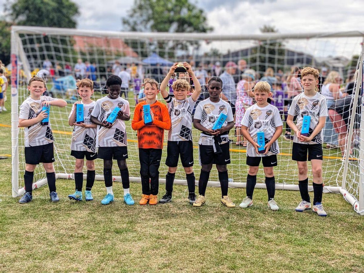 Teamgrassroots_'s tweet image. #EndOfSeasonShoutout to NN29 Titans of Podington Under 10’s. They have played in 5 tournaments this year winning 3, losing in the final of another and a semi final defeat on penalties in the other one. These boys have only been playing together for 6 months following players…