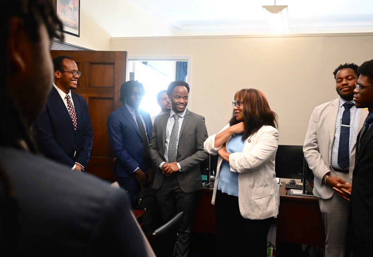 RepBynum's tweet image. I met with an incredible group of young men representing the Institute for Responsible Citizenship last week, including one of my interns!
They all have bright futures ahead of them following graduation – I can’t wait to see what they do as our next generation of leaders.