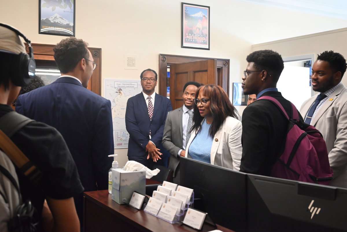 RepBynum's tweet image. I met with an incredible group of young men representing the Institute for Responsible Citizenship last week, including one of my interns!
They all have bright futures ahead of them following graduation – I can’t wait to see what they do as our next generation of leaders.