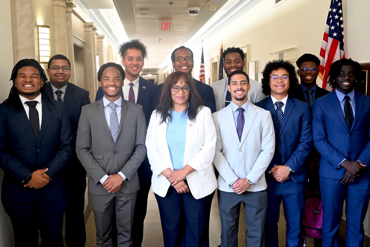 RepBynum's tweet image. I met with an incredible group of young men representing the Institute for Responsible Citizenship last week, including one of my interns!
They all have bright futures ahead of them following graduation – I can’t wait to see what they do as our next generation of leaders.