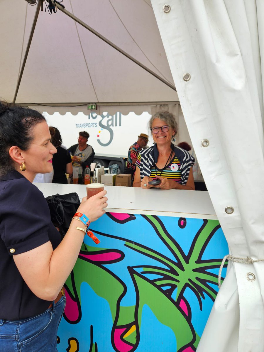 Mel_Thomin's tweet image. 🎉 Aux @Charrues ce week-end pour saluer les associatifs mobilisés : ce sont eux qui tiennent et animent les stands du festival !
Un salut tout particulier au groupe « Fleuves » qui a ravivé samedi après-midi la force et la jeunesse de la musique bretonne à Kerampuilh ! ✨🎶