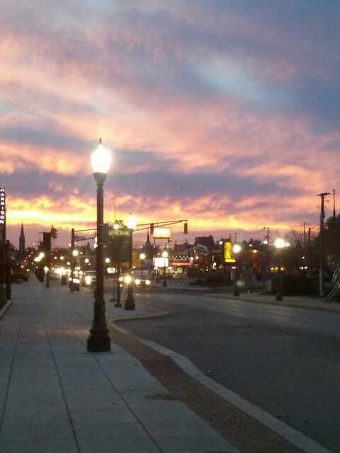MandyyMemess's tweet image. Started my morning with a walk through sleepy Indiana streets… now just waiting for something (or someone 👀) to make my day a little more interesting. Got plans later? Slide into my DMs, I don’t bite… unless you’re into that 😘❤️