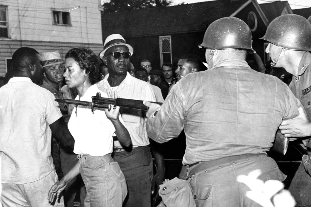 JMitchellNews's tweet image. #OnThisDay in 1963, when a National Guardsman poked his bayonet at Gloria Richardson in Cambridge, Maryland, she pushed it away, refusing to back down during protests against racism and inequality. The image of Richardson, head of the Cambridge Nonviolent Action Committee,…