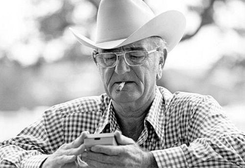 PrezWisdom's tweet image. Lyndon Baines Johnson 🇺🇸 smoking a ciggy and playing on his iPhone
Quintessential 1970s....
#POTUS📱😜