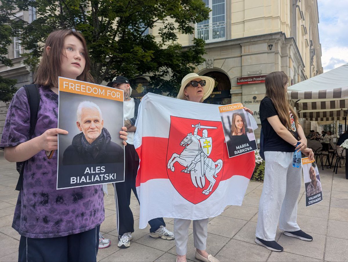 franakviacorka's tweet image. Belarusians of Warsaw 🤍❤️🤍 held a solidarity action this weekend in support of the imprisoned @viasna96 team. Human rights defenders Marfa Rabkova, Valiantsin Stefanovich, Uladzimir Labkovich, and Nobel Peace Prize laureate Ales Bialiatski remain behind bars for their work.